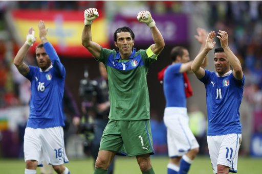 Italy's Buffon De Rossi and Di Natale acknowledge supporters after Euro 2012 soccer match in Gdansk
