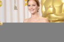 Jennifer Lawrence Tak Ingin Piala Oscar di Rumahnya