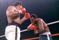 ARCHIVO _ En esta imagen del 1 de octubre de 1975, Joe Frazier aparece tras recibir un golpe de Muhamad Alí, a la izquierda, en la pelea que disputaron en Manila, Filipinas. (AP Foto/File)
