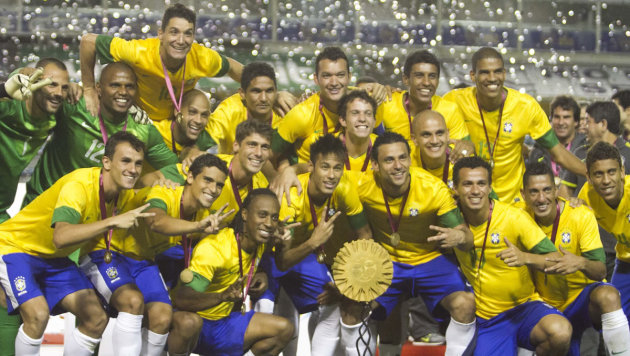 Jogadores do Brasil comemoram a conquista do Superclássico das Américas, após vitória na decisão por pênaltis contra a Argentina, no Estádio La Bombonera, em Buenos Aires, na Argentina, nesta quarta- feira.