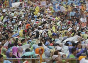 Crowds cheer as they see Pope Francis during his visit …