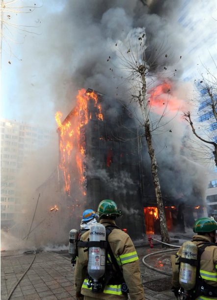 SEL01. SEÚL (COREA DEL SUR), 25/01/2013.- Bomberos intentan apagar el fuego en un edificio comercial de Gangnam Ward, Seúl (Corea del Sur) hoy, viernes 25 de enero de 2013. Ninguno de los empleados del lugar resultó herido. EFE/YONHAP/PROHIBIDO SU USO EN COREA DEL SUR