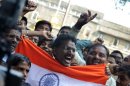 Varias personas celebran en Pune la ejecución de Mohammed Kasab, único superviviente de los atentados de 2008 en Bombay