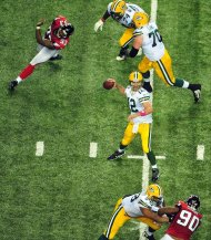 El quarterback Aaron Rodgers de los Packers de Green Bay realiza una jugada contra los Falcons de Atlanta el domingo 9 de octubre del 2011. Los Packers llevan una foja invicta de 5-0 que les permite aspirar a "la grandeza". (Foto AP/Pouya Dianat)