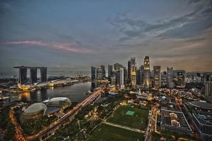 新加坡房屋銷售量持續下跌，繼12月創下驚人減幅之後，上月成交件數再減 72%。(圖片來源：維基百科)