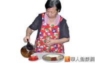 養生專家楊玲玲博士推薦可自己煮冬瓜涼茶消火解毒。（攝影／黃子倫）