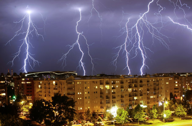 Lightning strikes over buildings during a thunderstorm in Belgrade June 8, 2011.  REUTERS/Marko Djurica (SERBIA - Tags: ENVIRONMENT) - RTR2NGMS