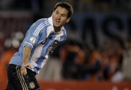 Lionel Messi celebra tras marcar un gol para Argentina en la victoria 4-1 sobre Chile en las eliminatorias de la Copa Mundial, el viernes 7 de octubre de 2011, en Buenos Aires. (AP Foto/Eduardo Di Baia)