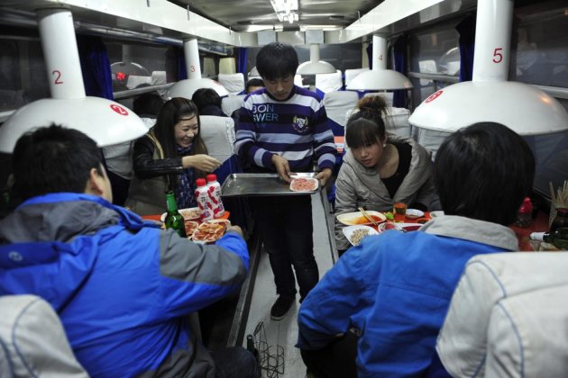 اشترى زوجان صينيان حافلة ركاب قديمة بمبلغ يقل عن أربعة آلاف دولار وقاما بتحويلها إلى مطعم ناجح للغاية في الصين.
