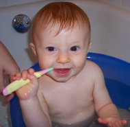 美國牙科協會（ADA）下修含氟牙膏使用年齡，建議父母可用「米粒」大小的牙膏量，幫3歲以下幼兒刷牙。（photo by LizaWasHere on Flickr- used under Creative Commons license）