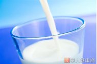 除了喝優酪乳、吃優格，還需攝取含膳食纖維、寡糖的食物才能讓益生菌在腸道發揮保護作用。
