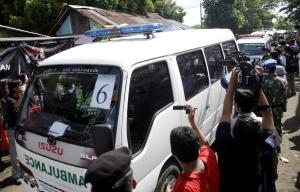Members of the media photograph a convoy of ambulances &hellip;