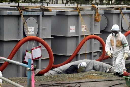 Un empleado de Tokyo Electric Power Company (TEPCO) pasa cerca de tanques llenos de agua radioactiva en la central nuclear de Fukushima (Japón) el 12 de junio de 2103. EFE/Archivo