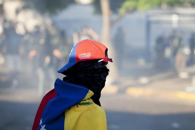 CAR02. CARACAS (VENEZUELA), 02/03/2014.- Un grupo de personas se enfrenta a la Guardia Nacional Bolivariana (GNB) durante una protesta contra el Gobierno de Nicolás Maduro hoy, domingo 2 de marzo de 2