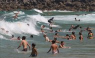 Varias personas se bañan en la playa de la Zurriola de San Sebastián. EFE