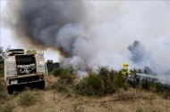 Un efectivo de Bomberos trabaja en las labores de extinción de un incendio forestal en la localidad leonesa de Aviados. EFE/Archivo