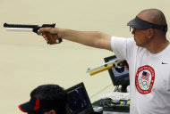 Daryl Lee Szarenski, de Estados Unidos, participa en la competición de tiro, modalidad de pistola de aire a 10 metros, durante los Juegos Panamericanos, el domingo 16 de octubre del 2011, en Guadalajara, México (AP Foto/Juan Karita)