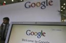 Il logo di Google accoglie i visitatori alla reception di un ufficio della società