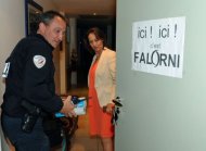 Ségolène Royal, candidate aux législatives dans la 1ère circonscription de Charente-Maritime, a retrouvé jeudi soir sur la porte de son domicile une affiche de campagne de son rival Olivier Falorni et a contacté la police à ce sujet, a constaté un photographe de l'AFP.