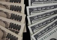 اوراق مالية فئة 100 دولار و 10000 ين في طوكيو يوم 2 اغسطس اب 2011. تصوير: يوريكو ناكاو - رويترز