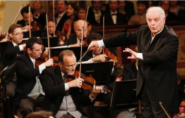 El maestro Daniel Barenboim dirige el concierto de Año Nuevo de la Orquesta Filarmónica de Viena, en Viena, el 1 de enero de 2014