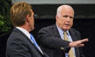 John McCain, senador republicano por Arizona, derecha, habla mientras su colega Jeff Flake, del mismo partido y estado, lo escucha durante una "conversación sobre la inmigración" el martes 27 de agosto de 2013, en Mesa, Arizona. (Foto AP/The Arizona Republic, Tom Tingle)