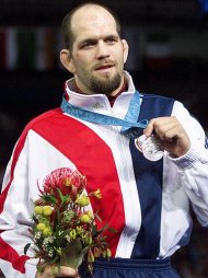 Matt Lindland teve muito sucesso competindo na luta greco-romana. O ápice da carreira do atleta foi a medalha de prata conquistada nas Olimpíadas de Sydney, em 2000, na divisão de peso com limite de 76Kg.