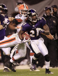 El cornerback de los Ravens de Baltimore Lardarius Webb (21) supera un tackle y corre para un touchdown de 68 yardas contra los Browns de Cleveland, el domingo 4 de diciembre de 2011, en Cleveland. (Foto AP/Tony Dejak)