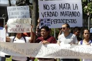 En la imagen, un grupo de periodistas realizan una protesta como parte de una jornada nacional contra los ataques a comunicadores, en Guadalajara (México). EFE/Archivo