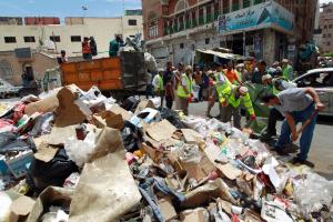 Yemeni volunteers in Sanaa on May 4, 2015 collect rubbish &hellip;