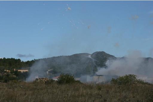 Imagen de la humareda y explosiones en el aire de material pirotécnico tras la explosión de una caseta pirotécnica hoy en Rodonyá (Tarragona), que ha provocado un herido leve. EFE