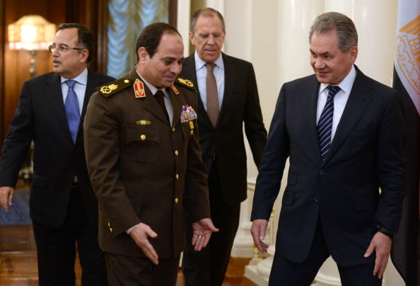 كيف استقبلت روسيا السيسي وزير دفاع مصر؟ 469107875-jpg_150823