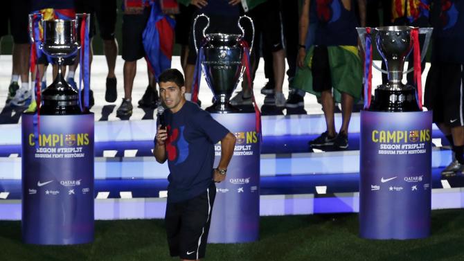 Barcelona&#39;s Suarez speaks to supporters during celebration parade in Barcelona