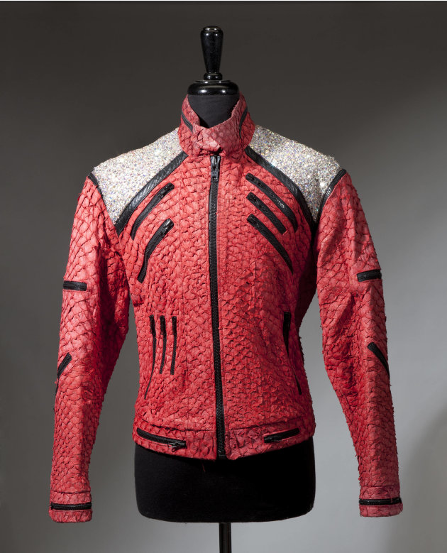 Exposição mostrará roupas e objetos de Michael Jackson antes de serem leiloados 8388cc75963f990d0f0f6a7067006377