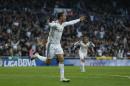 Cristiano Ronaldo del Real Madrid celebra tras anotar un gol ante Levante en la liga española el domingo 9 de marzo de 2014. (AP Foto/Andres Kudacki)
