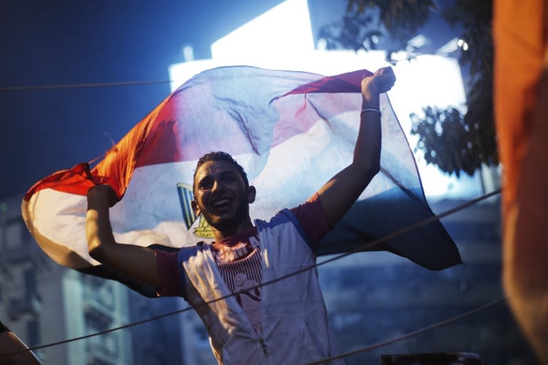 احتفالات المصريين بقرارات الجيش وعزل الرئيس مرسي ايه رأيكــ؟؟! 000-Par7605306-jpg_222415
