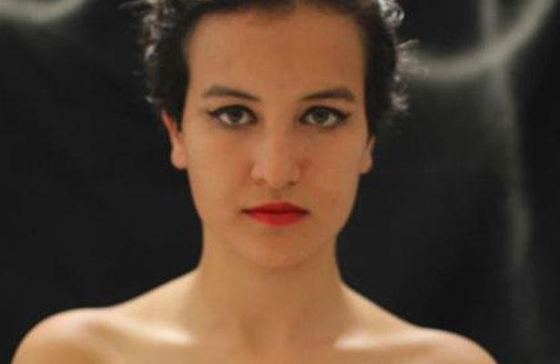 La activista feminista tunecina Amina Tyler publicó una foto en internet en la que mostraba escrito en su torso desnudo en árabe 'Mi cuerpo me pertenece y no representa el honor de nadie'