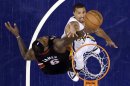 LeBron James del Heat de Miami tapa un balón a George Hill de los Pacers de Indiana en los playoffs de la NBA el martes 28 de mayo de 2013. (AP Foto/Michael Conroy)