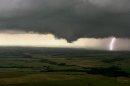 Esta imagen proporcionada por la televisora KFOR-TV, nubes de tormenta se desplazan sobre Guthrie, Oklahoma, el jueves 30 de mayo de 2013. El Centro de Pronóstico de Tormentas en Norman, Oklahoma, advirtió que hay un riesgo moderado de problemas climatológicos sobre gran parte del este y el centro de Oklahoma el jueves, la misma área donde un enorme tornado la semana pasada provocó la muerte de 24 personas. (Foto AP/KFOR-TV) CREDITO OBLIGATORIO