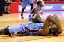 El jugador de los Oklahoma City Thunder Serge Ibaka lamenta un fallo en el partido del 29 de abril de 2013 en Houston
