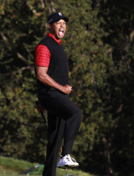 Tiger Woods festeja al ganar el Chevron World Challenge el domingo 4 de diciembre del 2011 en Thousand Oaks, California, en lo que fue su primer triunfo en dos años. (Foto AP/Danny Moloshok)