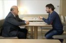 Fotografía facilitada por La Sexta del periodista y presentador Jordi Évole (d), que conversa con el seleccionador nacional de fútbol, Vicente del Bosque (i), en el último programa "Salvados" de la temporada que finaliza mañana domingo. EFE