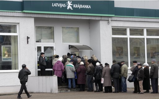 COLAS para retirar el Dinero en Letonia....RUMORES de COLAPSO.¡¡ 2011-11-23T110835Z_227474724_GM1E7BN1GA201_RTRMADP_3_LATVIA-BANK