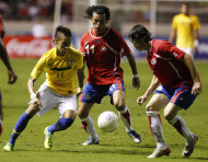 El delantero brasileño Neymar, a la izquierda, encara a los costarricenses Michael Barrantes, en el medio, y Bryan Oviedo, a la derecha, durante un partido amistoso en San José, Costa Rica, el viernes 7 de octubre de 2011. (AP Foto/Fernando Vergara)
