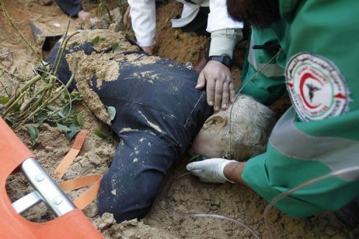 انتشال جثة من تحت الركام في بيت لاهيا