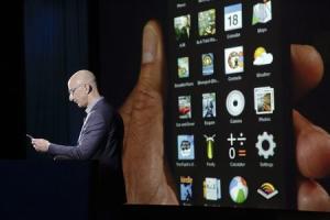 Amazon CEO Bezos shows off the 3D features of his company&#39;s&nbsp;&hellip;