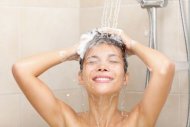 乾癬患者洗澡的水溫不宜太高，以免加速肌膚表層的油脂流失，預防脫皮和病症惡化。
