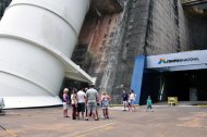 Turistas visitam a hidrelétrica de Itaipu em 16 de novembro de 2013