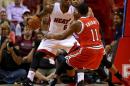 La estrella de los Miami Heat, LeBron James, se intenta zafar de la presión de dos jugadores de Milwaukee Bucks en el partido disputado en el AmericanAirlines Arena, el martes 12 de noviembre