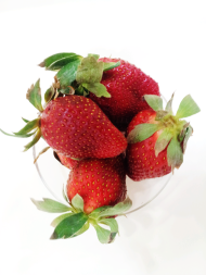 士多啤梨又名草莓，為薔薇科植物草莓的果實。草莓味甘、酸，性涼，有潤肺生津、健脾和胃、補血益氣、涼血解毒的功效。